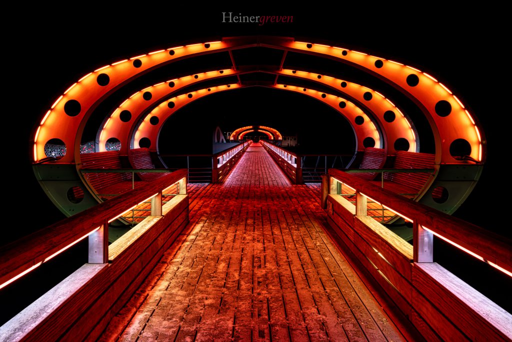 Seebrücke bei Nacht