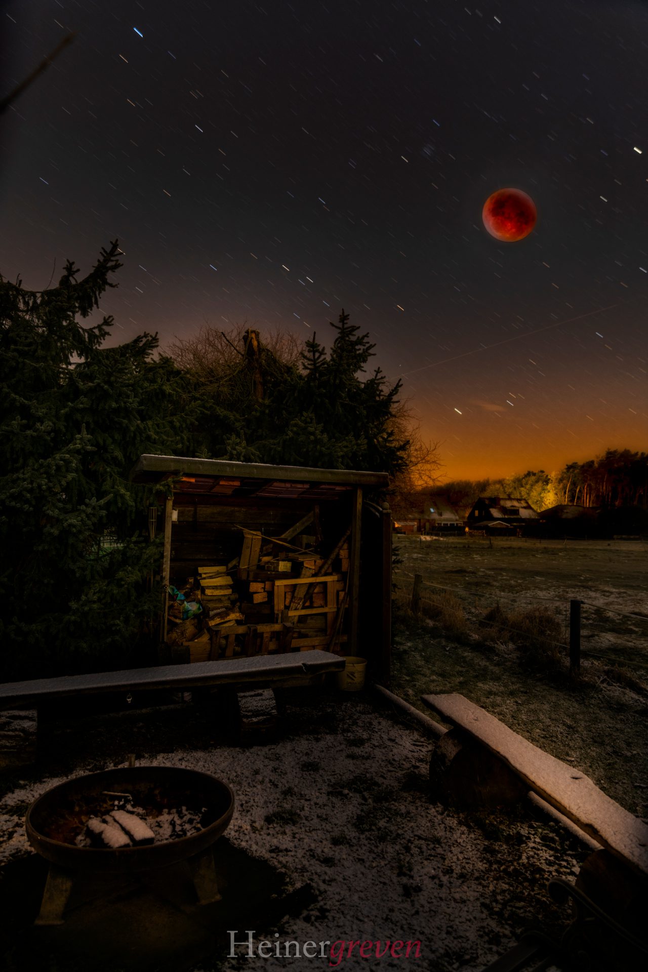 Grillplatz bei Vollmond im Winter