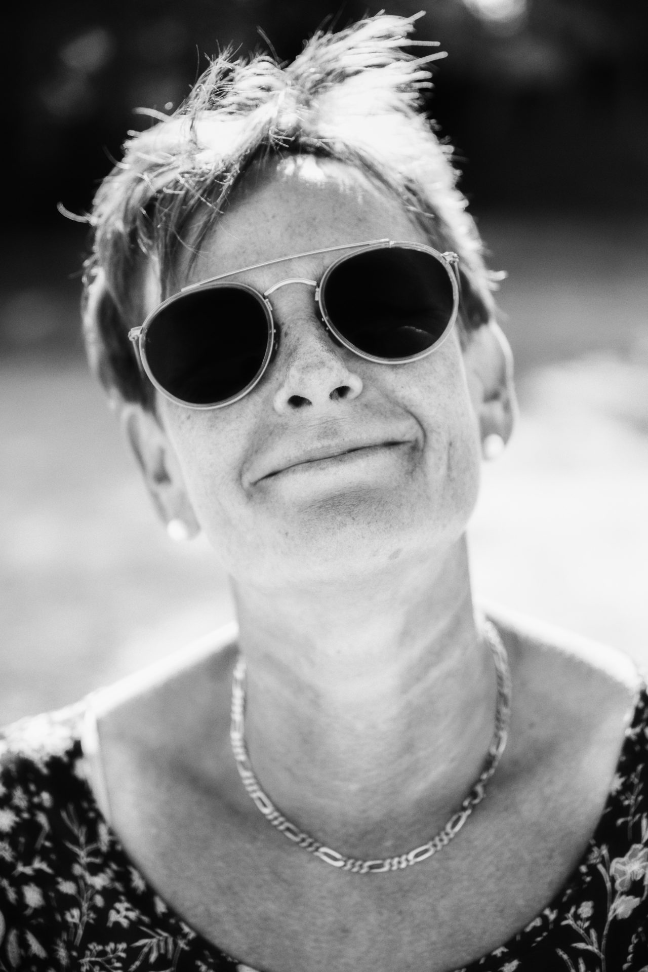 Frau mit Sonnenbrille lächelnd
