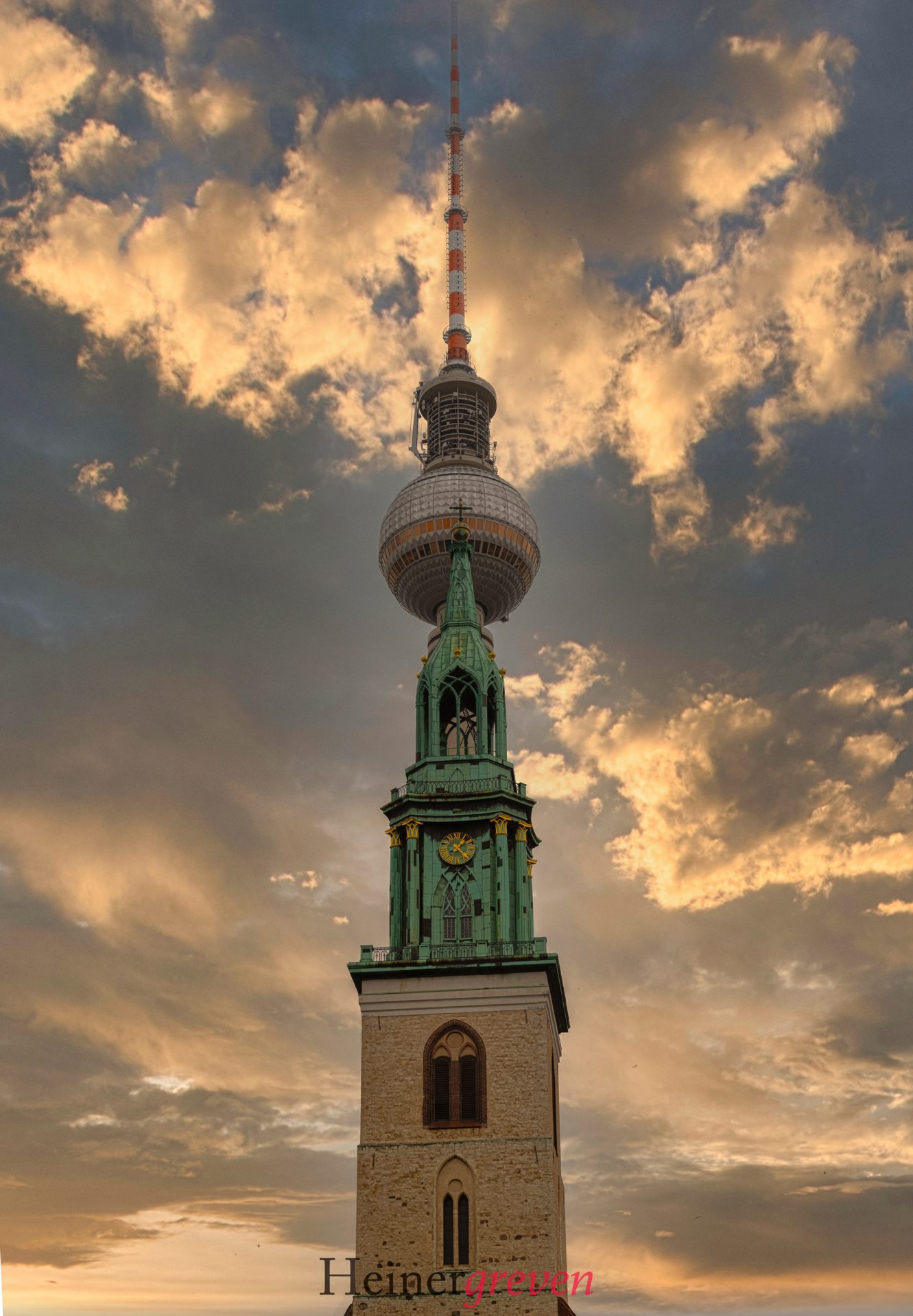 Kirche vor Fernsehturm Berlin