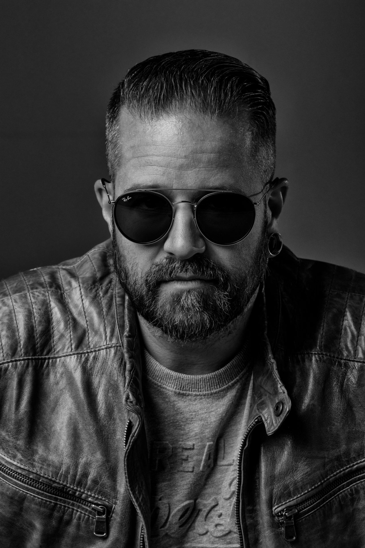 Mann mit Sonnenbrille