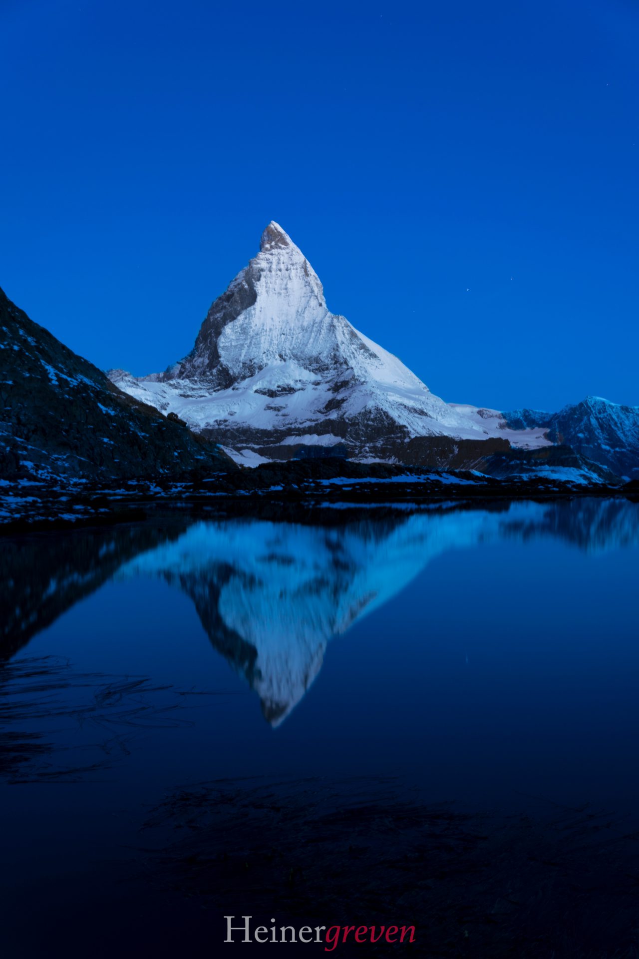 Matterhorn_Hochformat_bei_Nacht