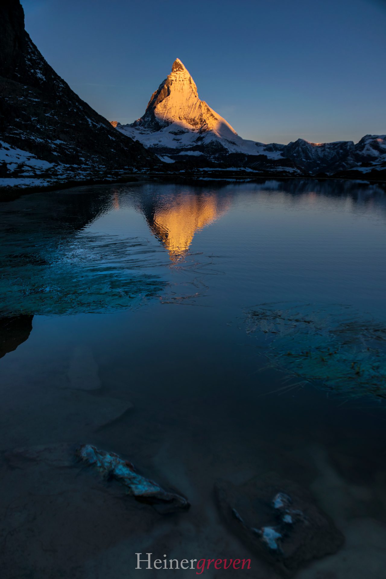 Matterhorn_Hochformat_bei_Nacht_Golden
