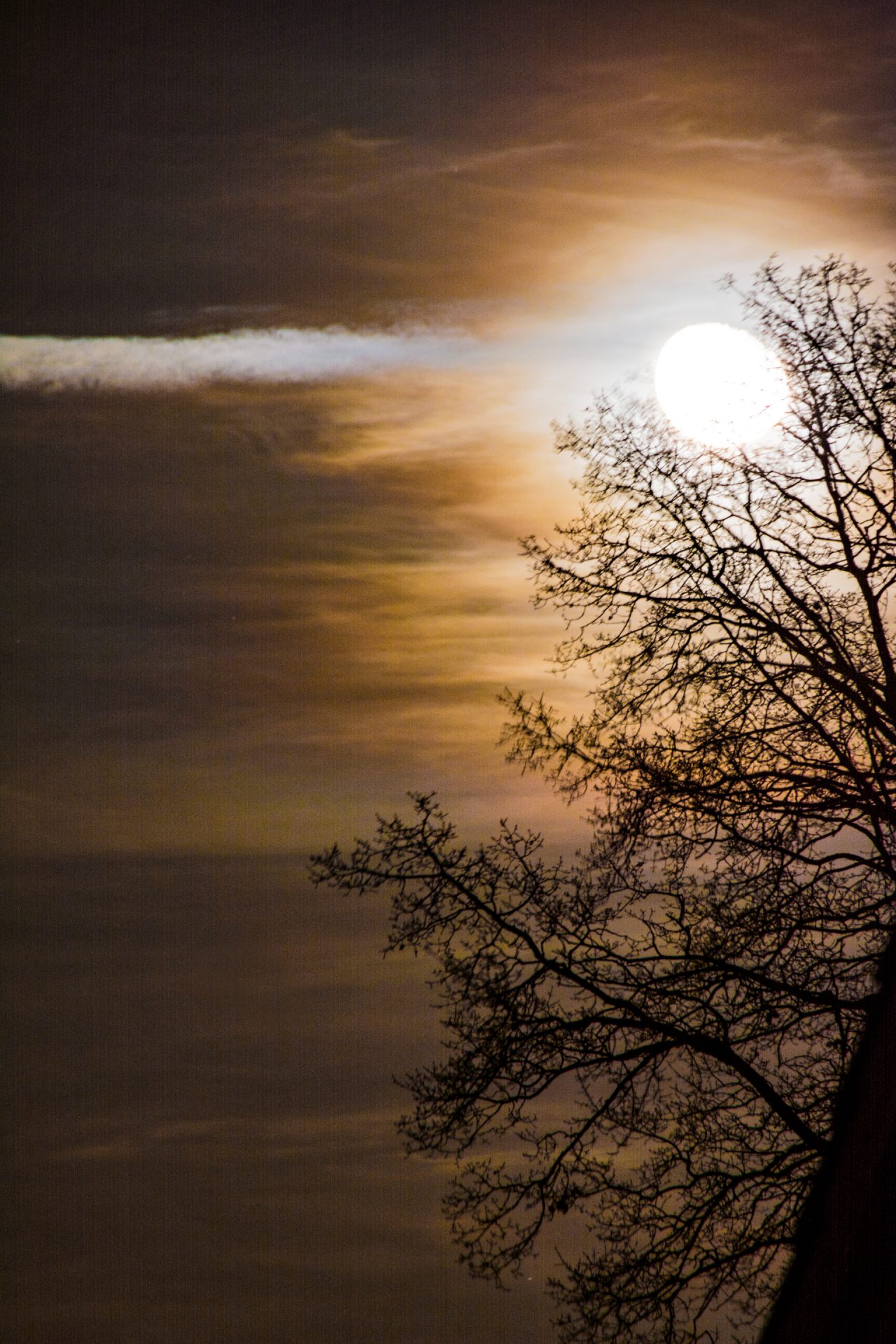 Vollmond mit Wolken und Nebel