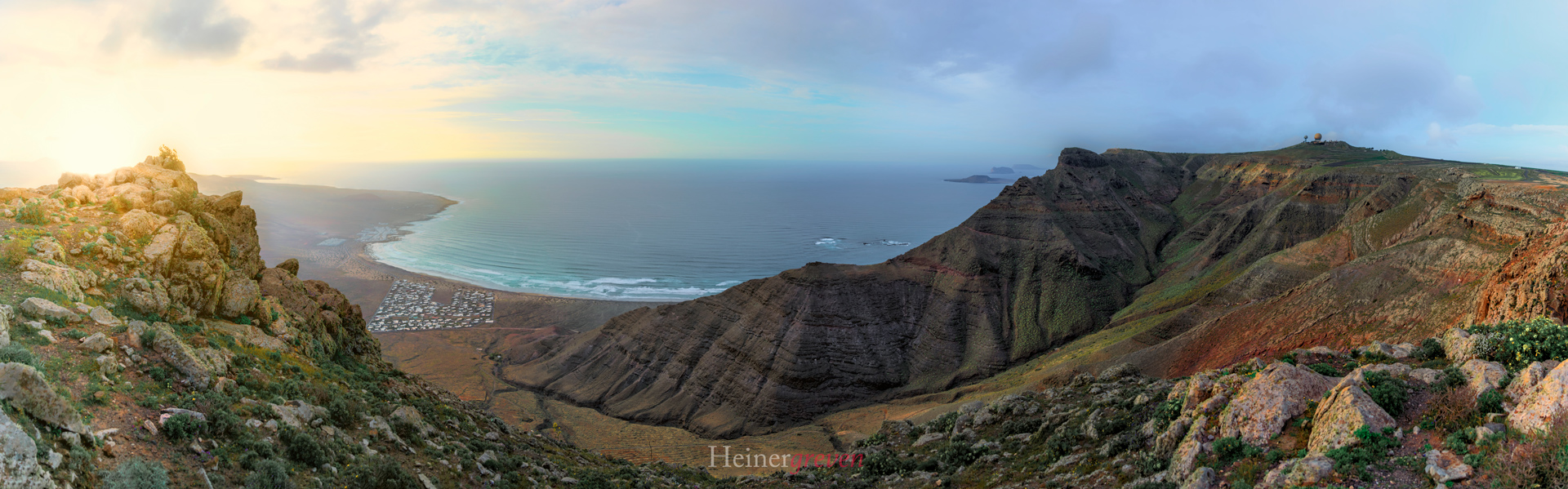 Ortschaft_am_Meer_Lanzarote