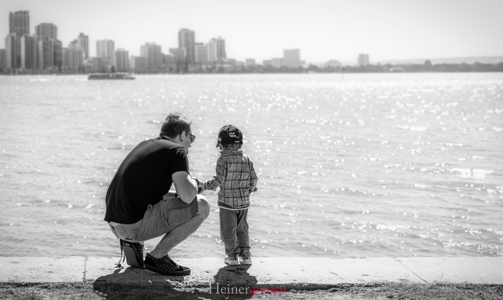 Vater und Sohn am Meer