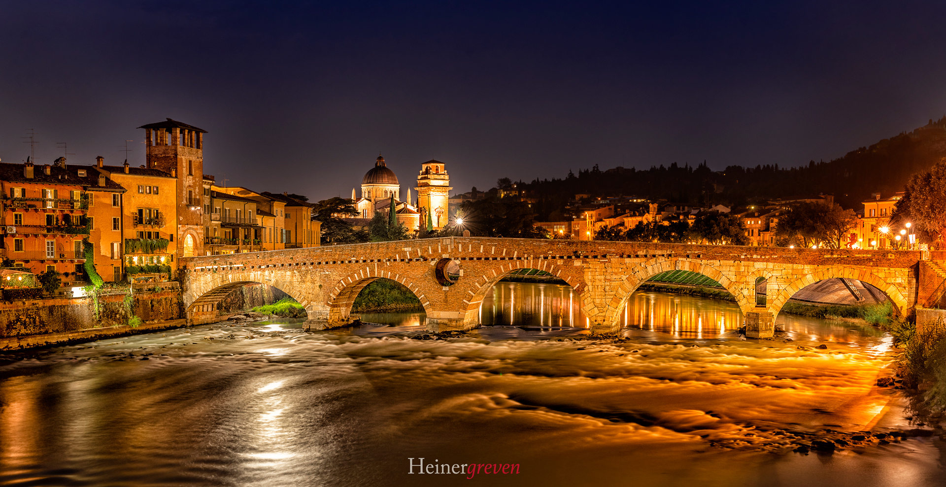 Verona-Ponte-Pietra_bei_Nacht