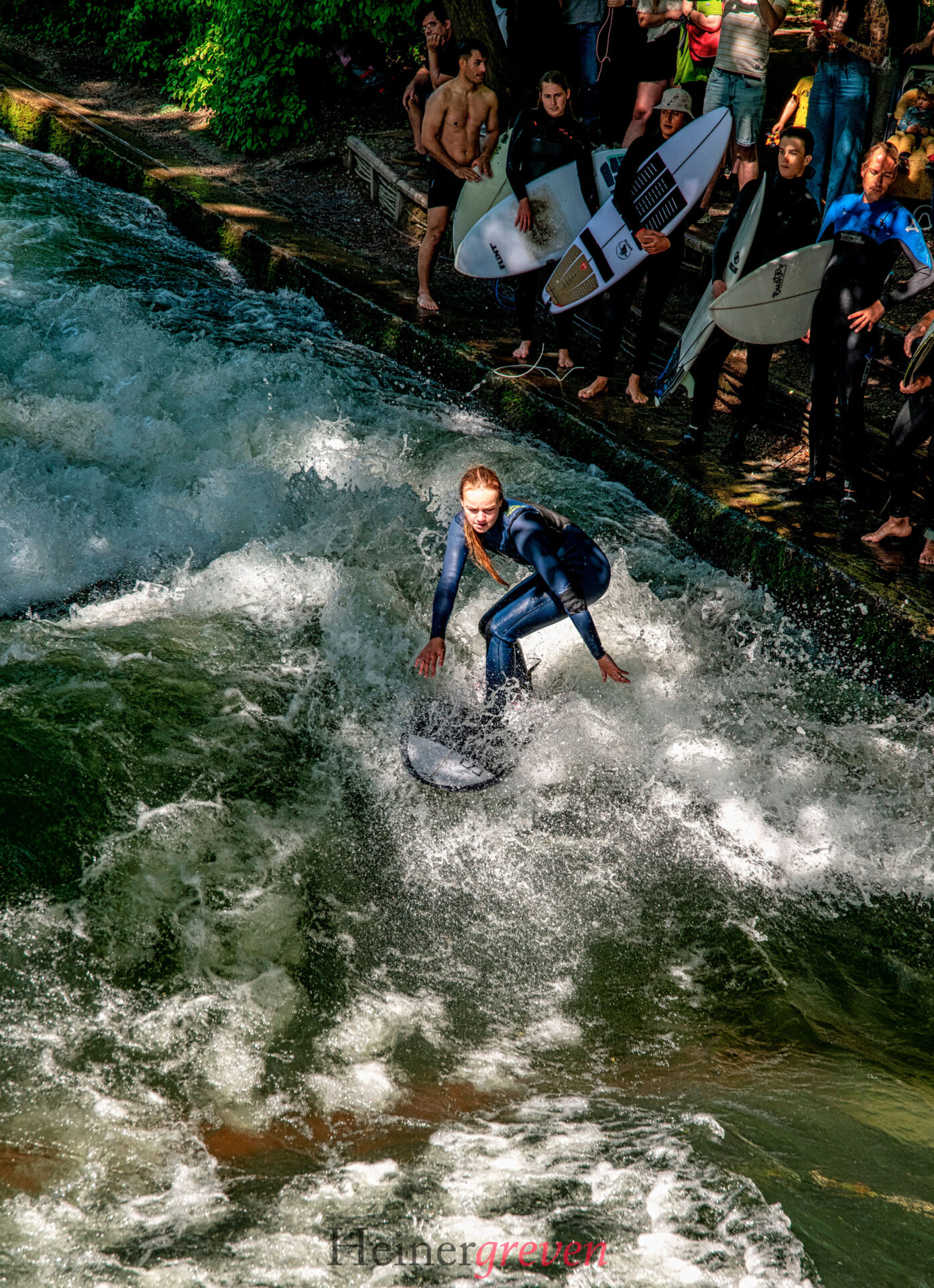 Eisbach Surferin